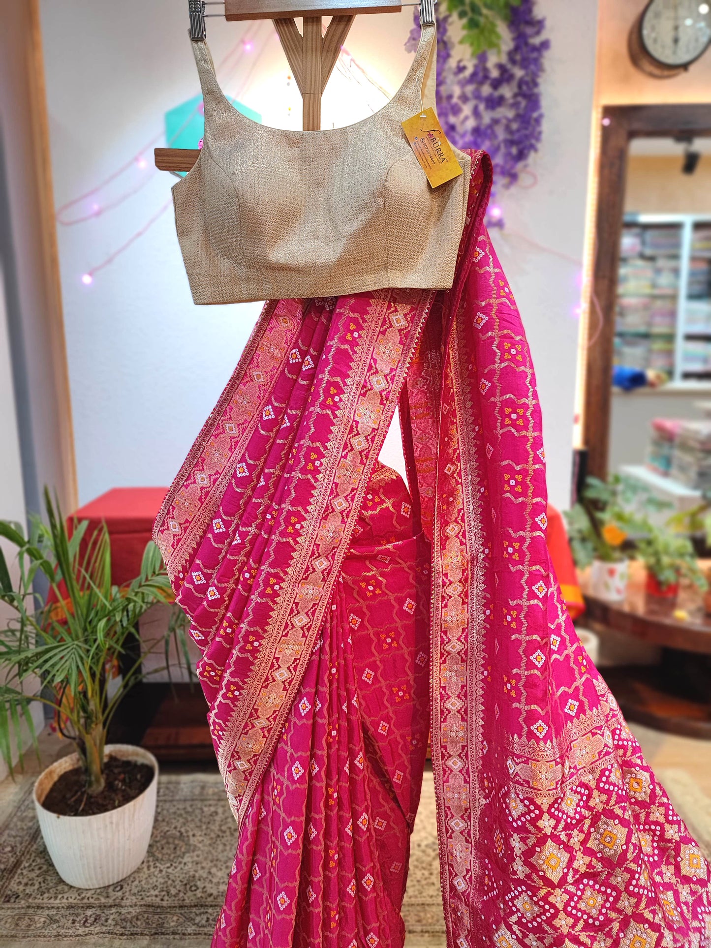 Pink Crepe Silk Saree with Banarasi Weaving Pallu and Elegant Golden Border