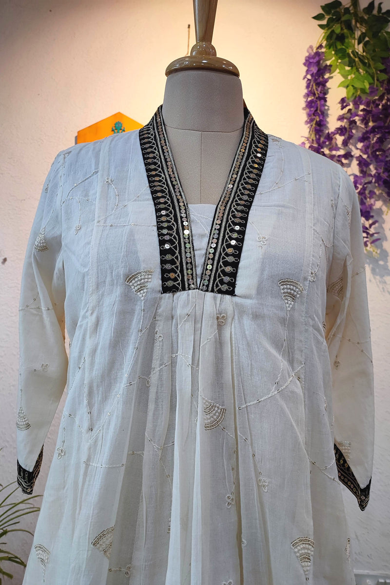 Off White Fine Cotton Kurta Pant Set – Embroidered