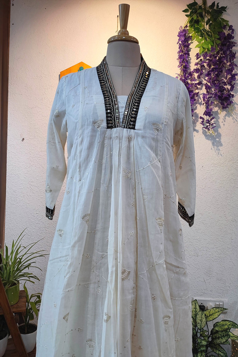 Off White Fine Cotton Kurta Pant Set – Embroidered
